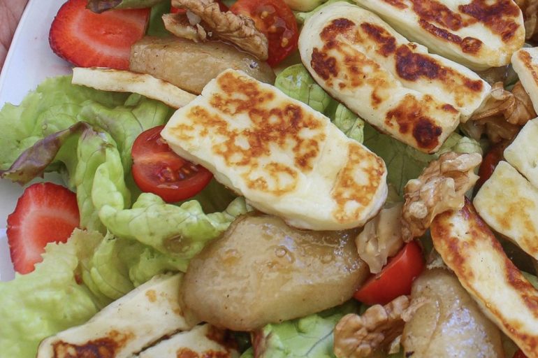 Salade sucrée-salée au halloumi